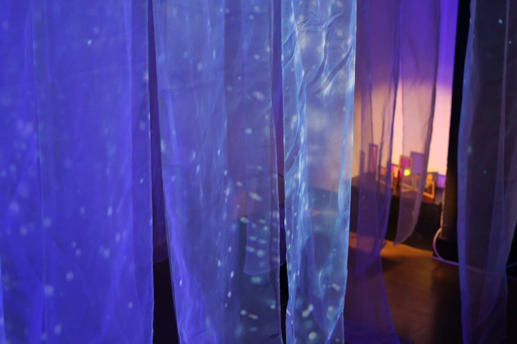 Voiles colorés et jeux de lumière dans une installation immersive Createctura