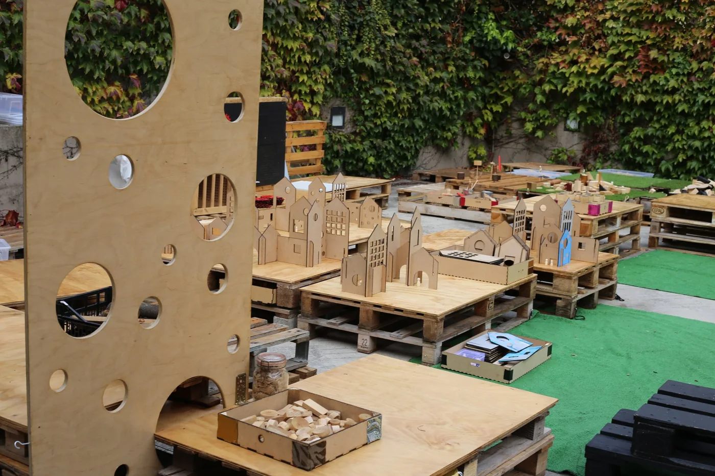Tables, fragments et constructions en bois disposés dans un espace extérieur
