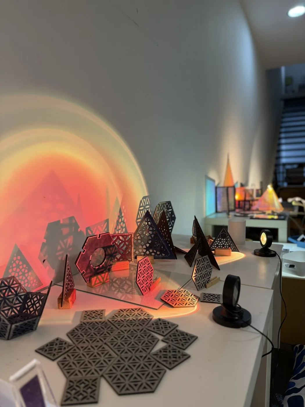 Formes et objets éclairés par des projections de couleurs